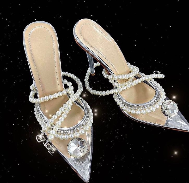 pantofi gen Amina Muaddi
