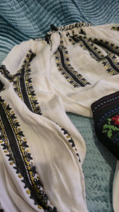 Costum popular autentic din zona olteniei,pentru o fetita de pana in 10 ani ,facut manual cu o vechime de 80 de ani