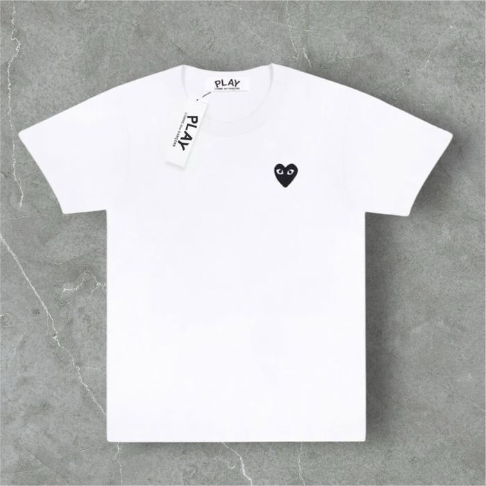 Тениска на марката comme des garçons