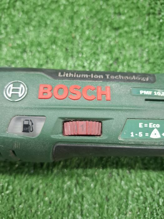 Мултитул на Bosch PMF 10.8 LI и 2 ампера батерия