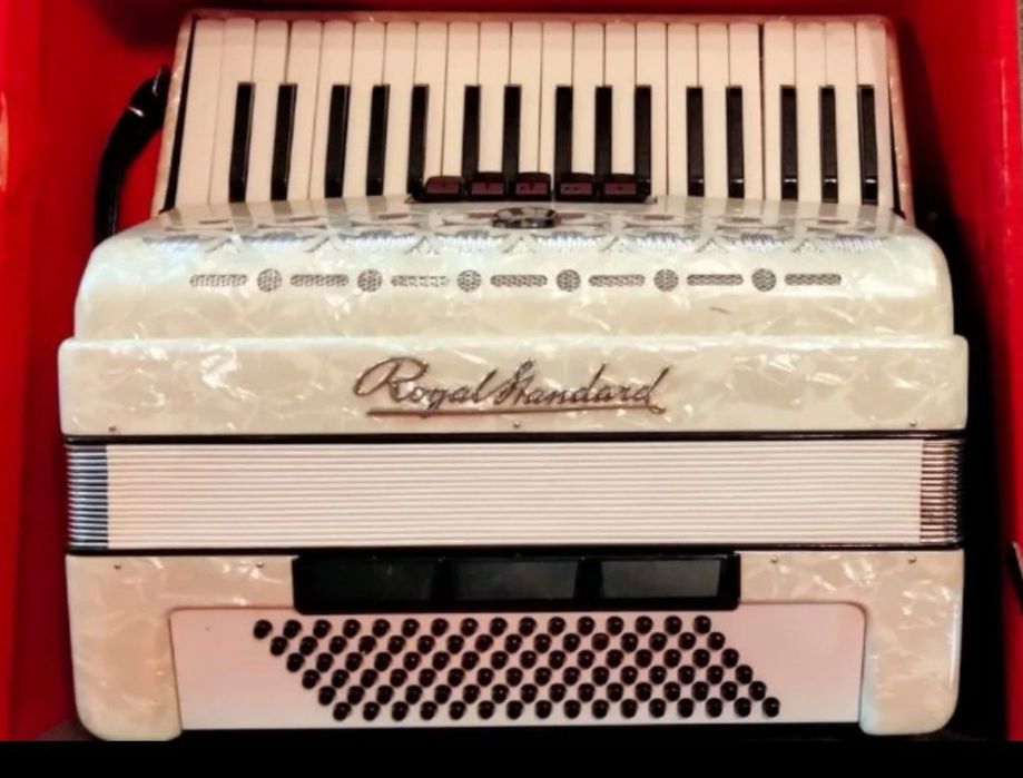 Аккордеон Royal Standard. В отличном состоянии.