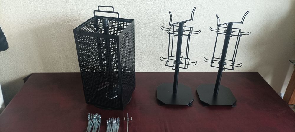 Продавам 3 въртящи бижутерски стойки.