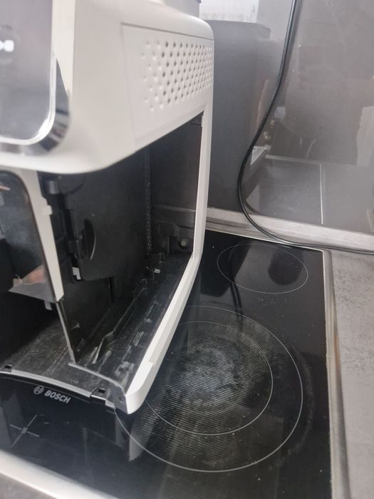 PHILIPS EP3243 – 9506 AD
Кафе машина + чисто нов млечен съд и филтър!