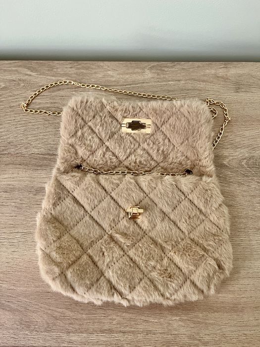 Бежова малка пухкава чанта