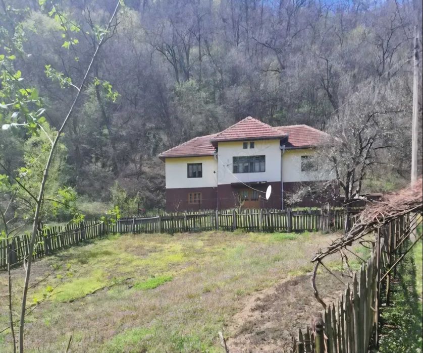 Casa de vanzare in zona de munte Mehedinti, com. Podeni
