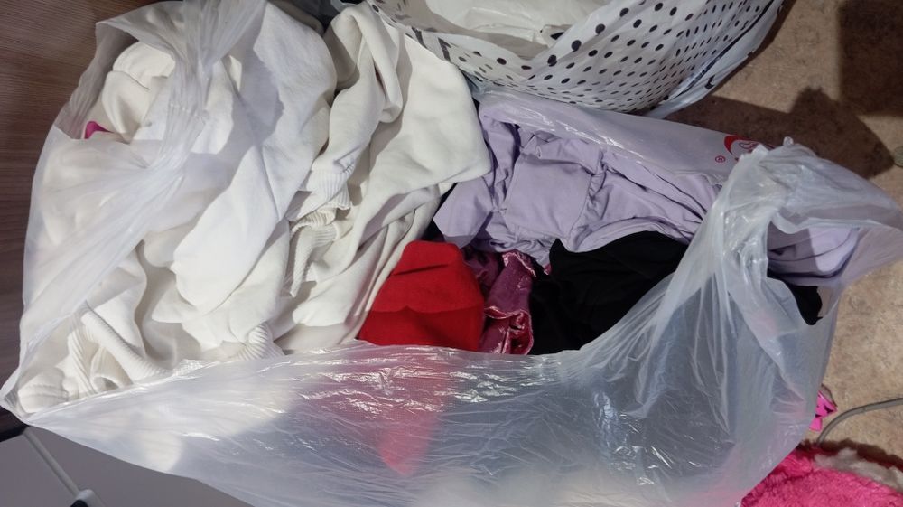 Отдам два пакета одежды