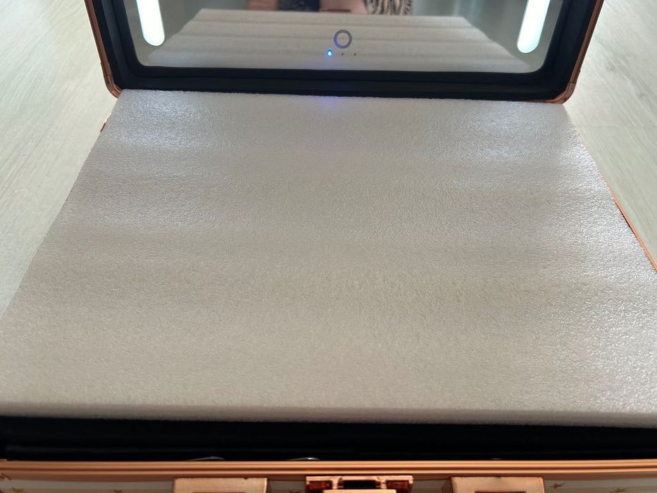 Trusă machiaj profesională Farmasi cu oglindă, iluminare LED și USB