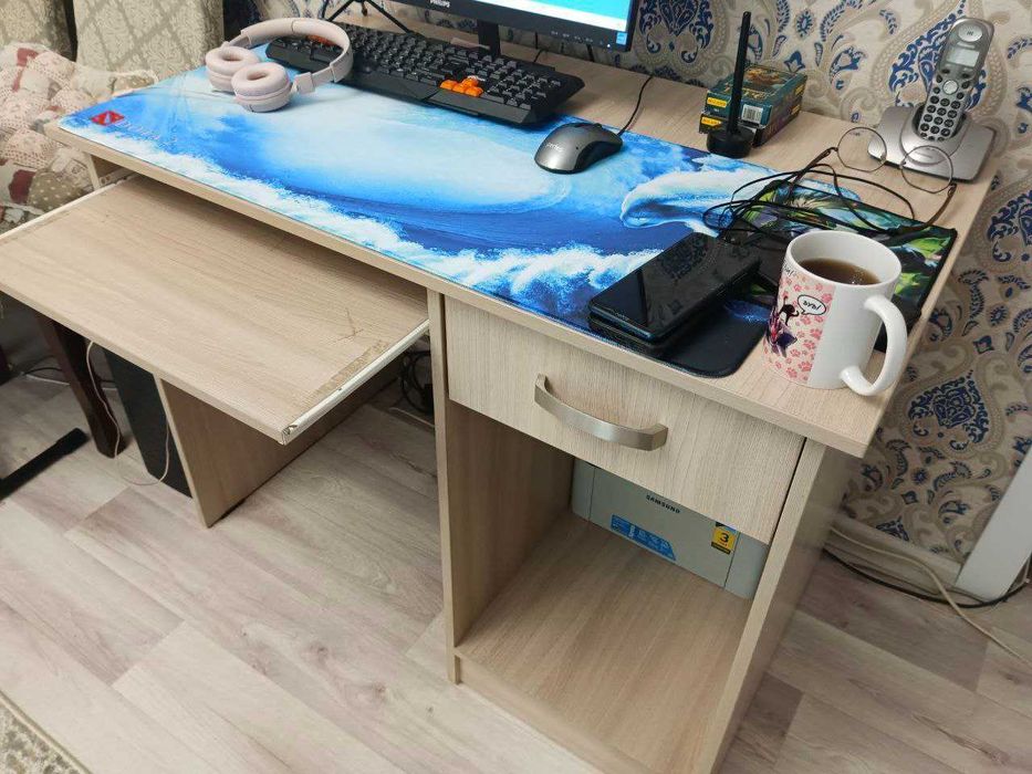 Продам компьютерный стол + в подарок стереосистема