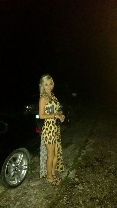 Rochie cu spatele gol și scurtă pe un picior