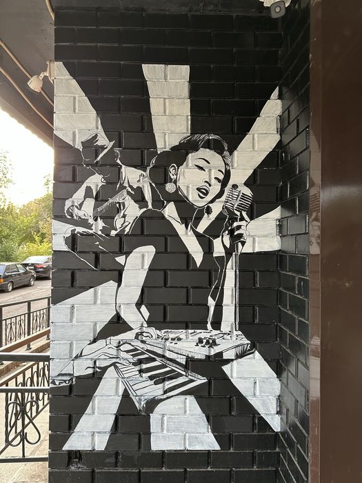 Художественная роспись на стене