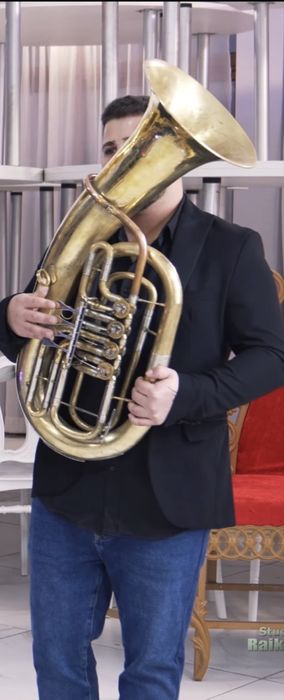 Продавам баритон stagg