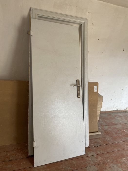 Металлический дверь