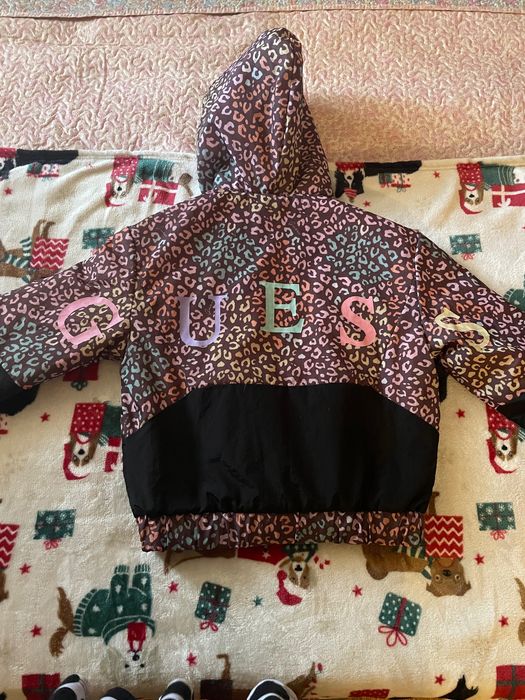 Якенце на марката Guess