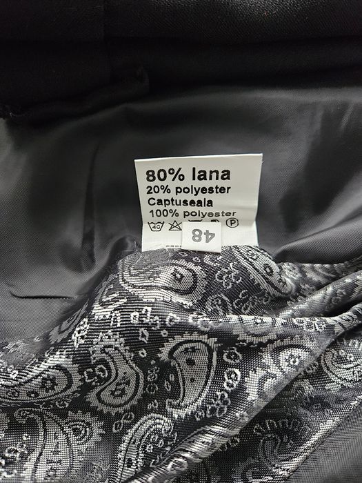 Vând costum de bărbați negru nr 48 . Made în Romània.