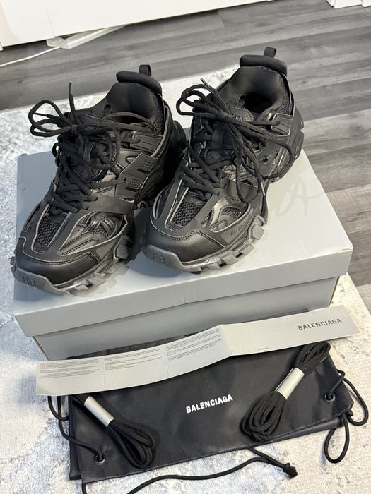 Vand adidasi noi diferite modele