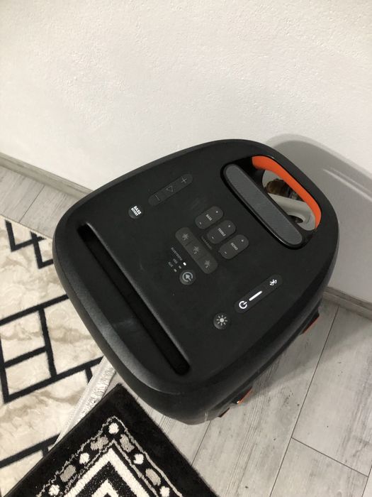 Vand boxa JBl 310 se aude foarte bine este impecabila