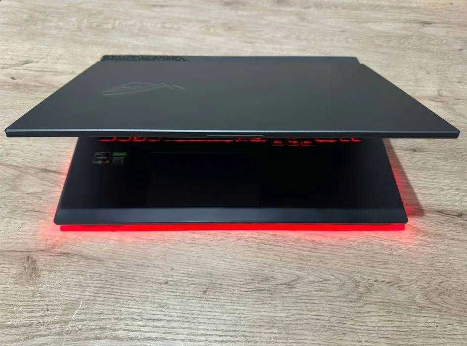 Asus RogStrix G713 RM, Republic of Gamers.