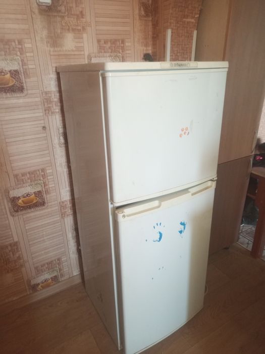 Холодильник хороший всё работает 20000