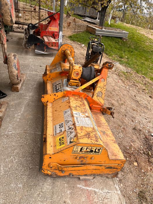 Vand tractor, semanatoare, plug, tocatoare si grapa rotativa