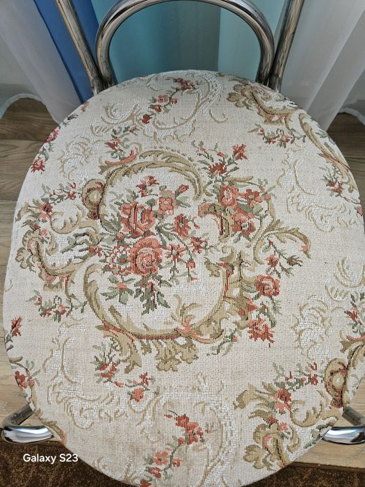 Vând 4 scaune plus masa extensibila lemn masiv