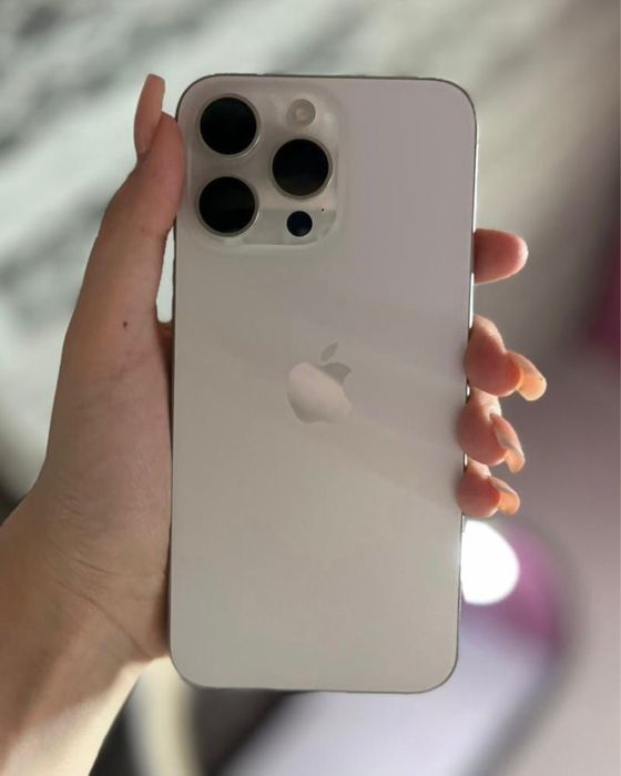 15 про макс есть на экране дефект