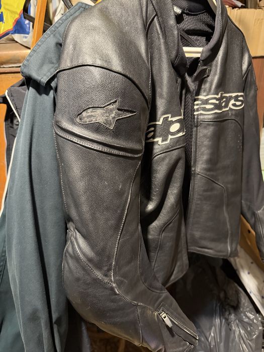 Кожен мото екип Alpinestars.