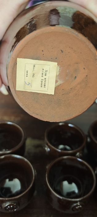 Комплект от стомна и 6 бр. чашки за ракия. Оригинална троянска керамика