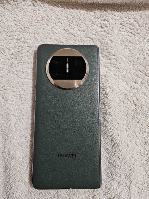 Тилифон в хорошем состоя имеет трещину на переднем экране нии