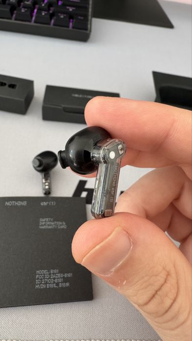 Vând caşti nothing ear 1(casca dreapta se aude mai încet)