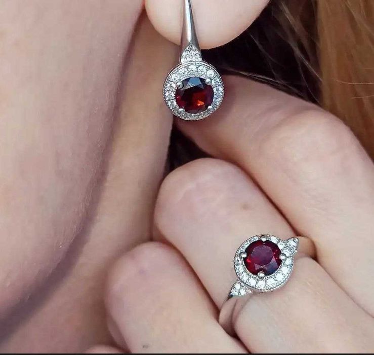 В наличии красивые украшения из серебра шикарного качества