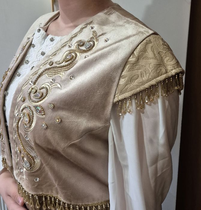 Платье и национальный камзол