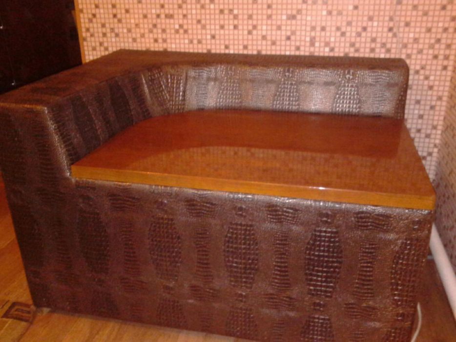 Угловой журнальный столик