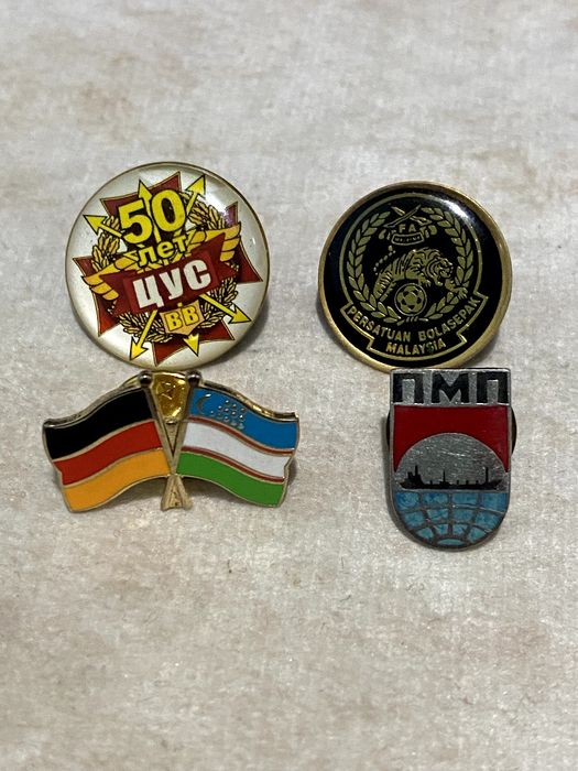 Знаки и значки на лацкане