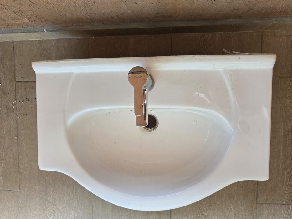 Батерия на "видима" и мивка