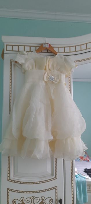 Детское нарядное платье .Светло-жёлтое