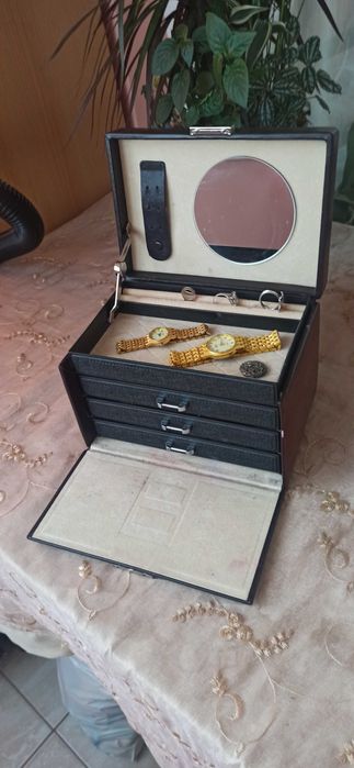 кожена кутия за бижута-25лв; керамична ваза-- цена 15лв.