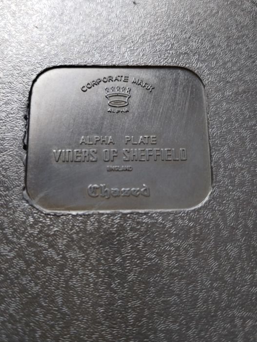 Tava frumos gravată din perioadă vintage, placată cu argint