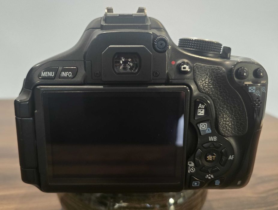 Canon EOS 600D + obiectiv Canon 18-135mm IS