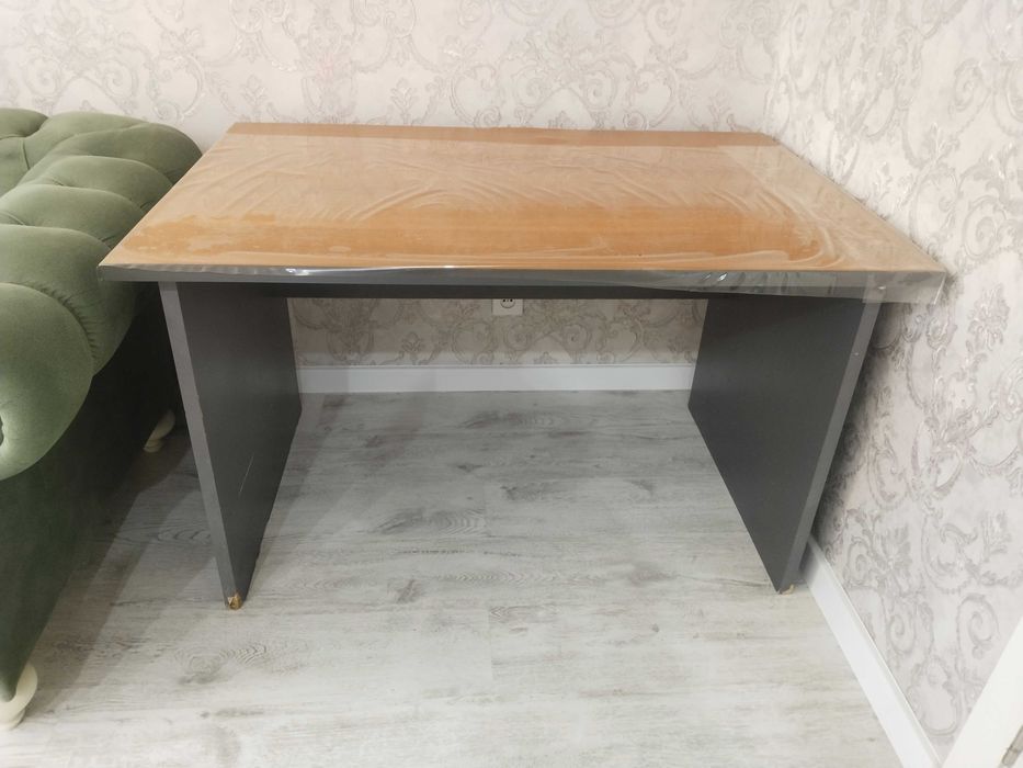 Отдам даром стол и тумба под ТВ