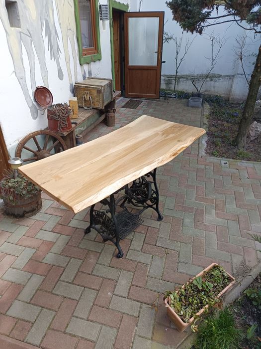 Masa sau birou din mașină de cusut