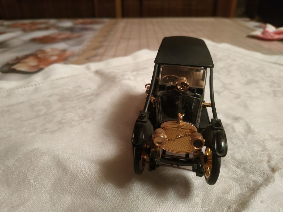 Продаю.игрушечную машинку.черного.цвета