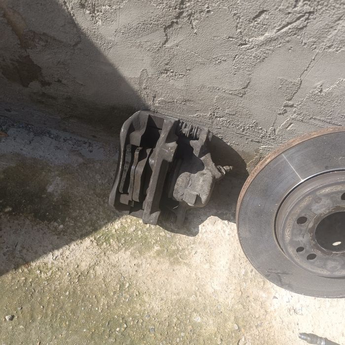 Суппорт тормозной диск и колодки в сборе на Мерседес 124