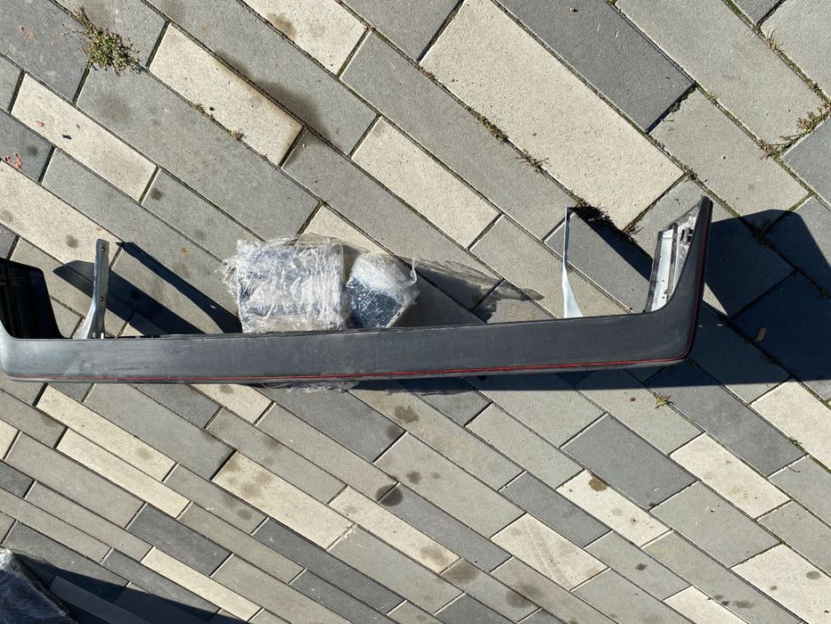 Продавам чисто нова задна броня за голф 1 GTI с червен кант