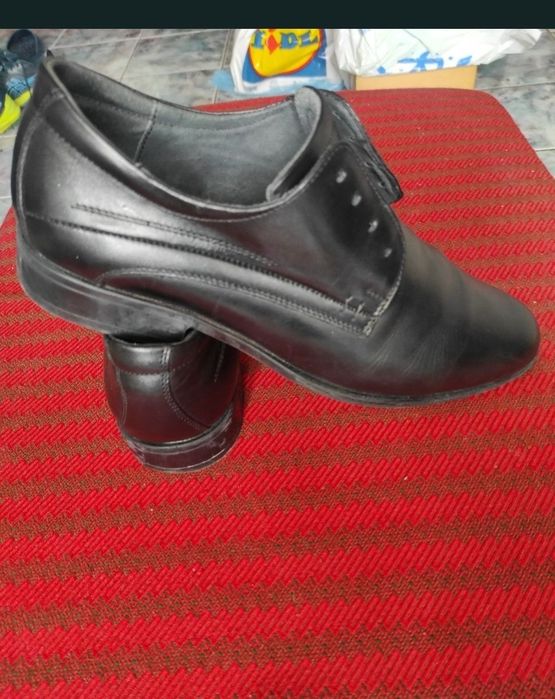 Pantofi din piele naturala 100%, foarte comozi si foarte flexibili.
Numarul 41.