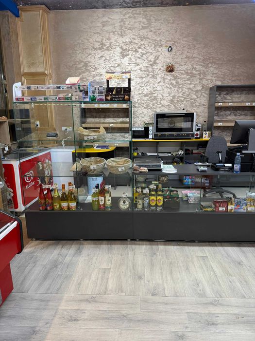 Ansamblu cu 3 vitrine de sticlă ,rafturi Paine ,foietaj sau diverse tot ansamblu