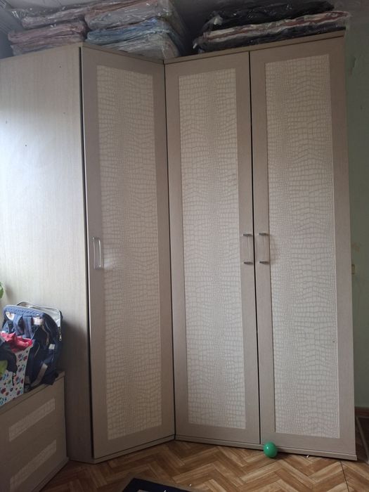 Шкаф с тумбочками в хорошем состояние