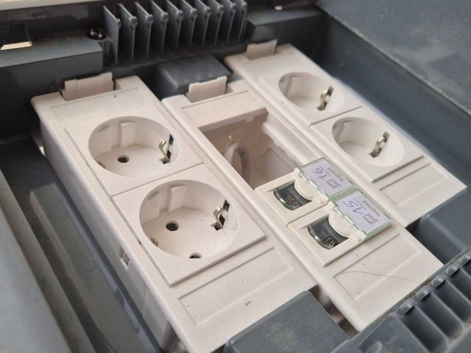 Комплект 8 бл. подова оборудвана електро кутия Легранд с капак Legrand