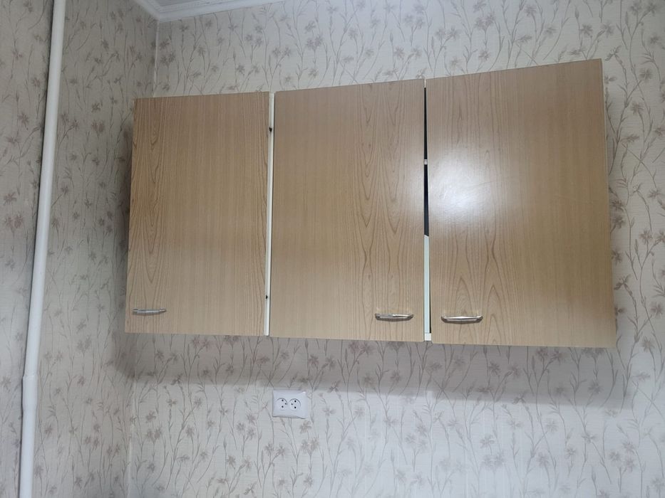 Б/у диван, стенка, тумбочка, трюмо, палас