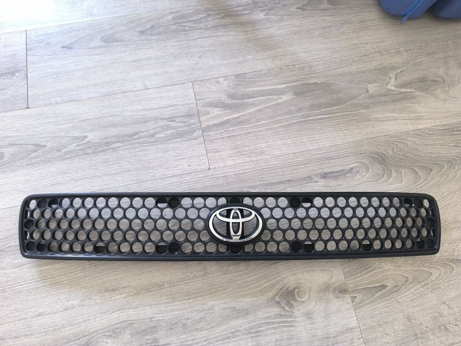 Решётка на радиатор RAV4