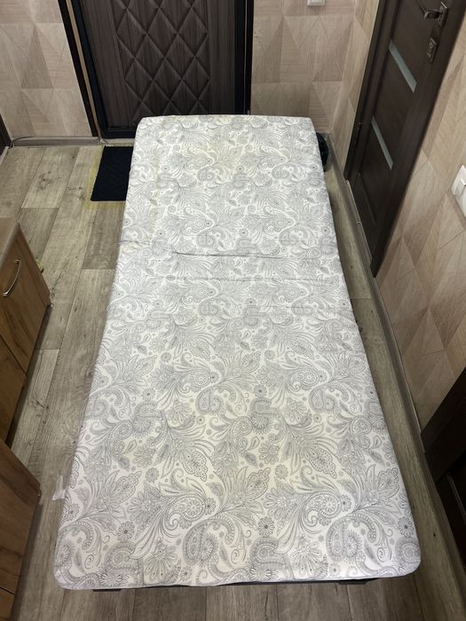 Раскладушка с матрасом.